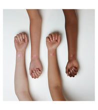 Essence- Glimmer Glow Lipstick حمرية سحرية كلو من إيسنس, حمل الصورة الى البوم الصور