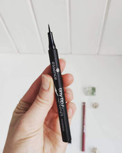 Essence- Tiny Tip Eyeliner إيسنس- أيلاينر تايني تب, حمل الصورة الى البوم الصور
